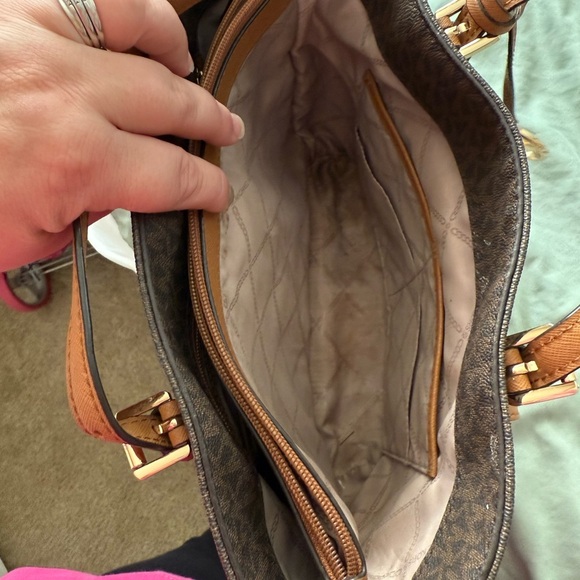 Michael Kors Medium Jet Set Snap Pocket Tote in Chocolate - Picture 4 of 9